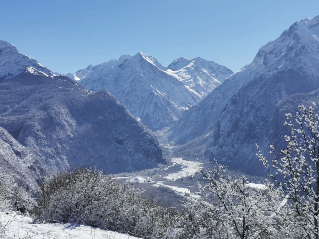 Vue sur le Vénéon depuis la Garde en Oisans en hiver
