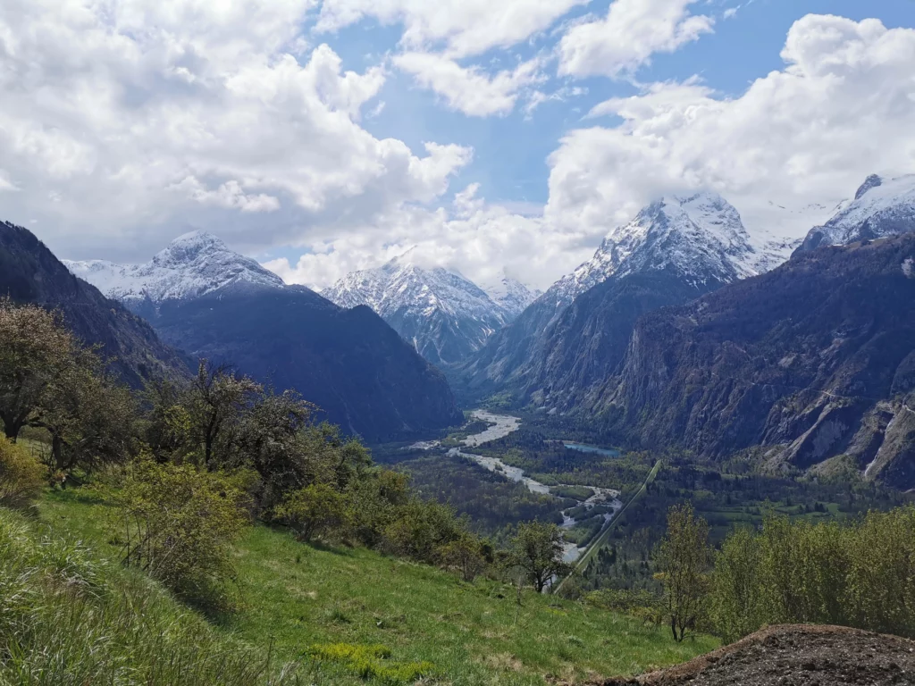 Vue sur le Vénéon depuis la Garde en Oisans en été