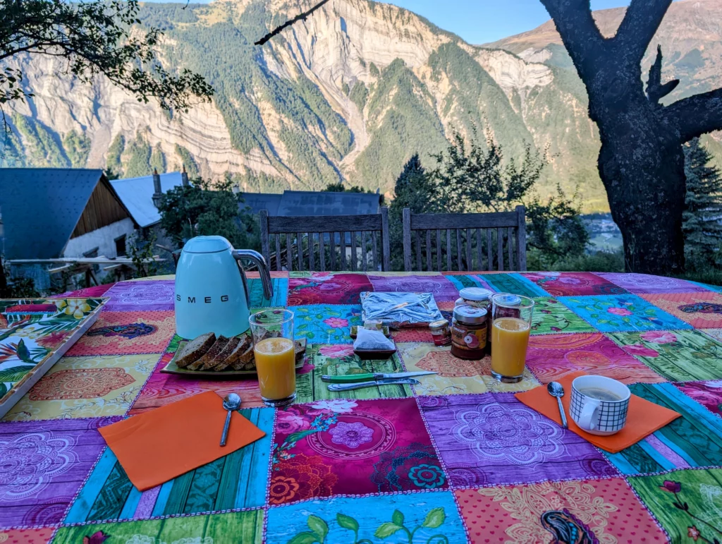 Petit déjeuner disponible dans le jardin à la Garde en Oisans