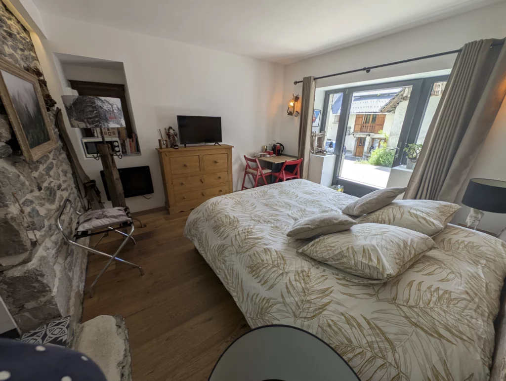 Vue d'ensemble chambre en location avec hammam à la Garde en Oisans