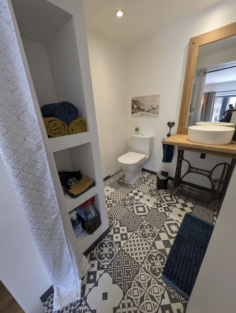 Salle de bain équipée chambre à louer à la Garde en Oisans