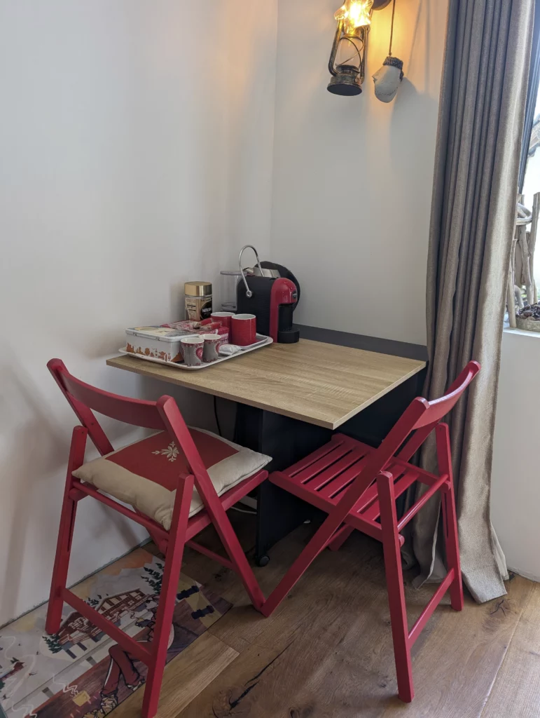 Machine à expresso Italienne et bouilloire pour le thé dans la chambre avec hammam